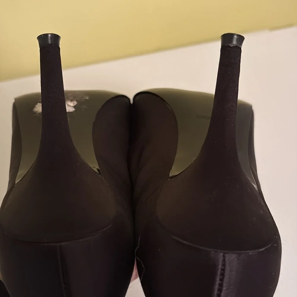 Tahari Sloan Black Satin Peep Toe Heels Size 9.5